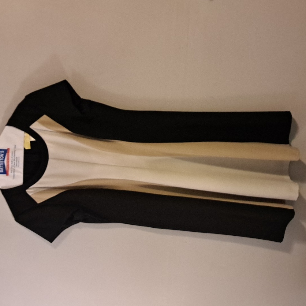 Ladies dress. Slimming design of narrowing color on front. Full zip sz 14
